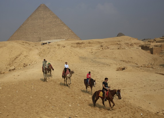 ركوب الخيل من أهم مايميز منطقة أهرامات الجيزة 
