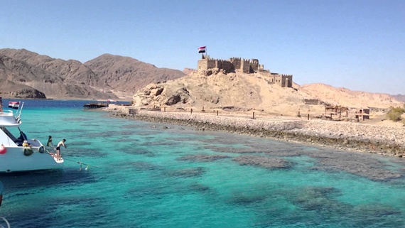 المياه الفيروزية التى تقع بها جزيرة فرعون