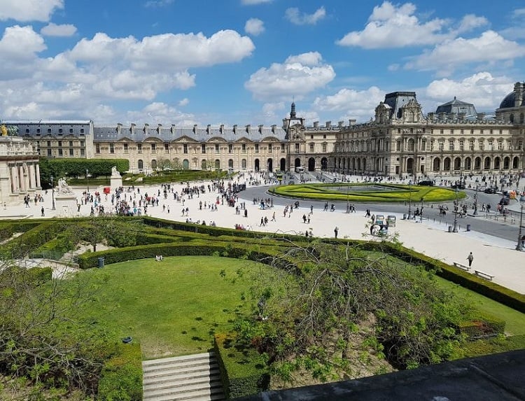 ‏عدد زوار louvre museum paris