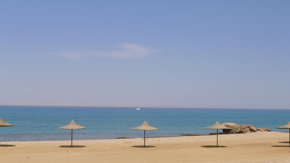 شواطئ مدينة العين السخنة الهادئة